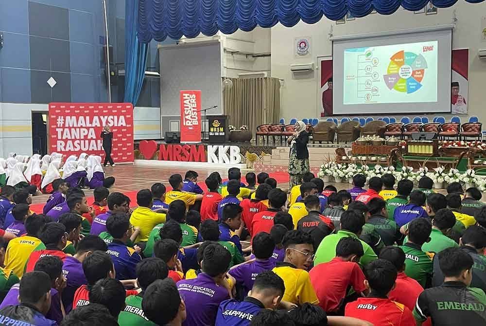 Nurhayati menyampaikan ceramah antirasuah kepada 600 pelajar MRSM Kuala Kubu Baru.