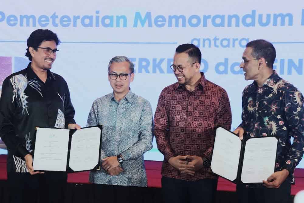 Steven Sim (dua dari kanan) dan Fahmi (dua dari kiri) pada majlis menandatangani MoU antara Kesuma dan Kementerian Komunikasi di ibu kota pada Selasa.