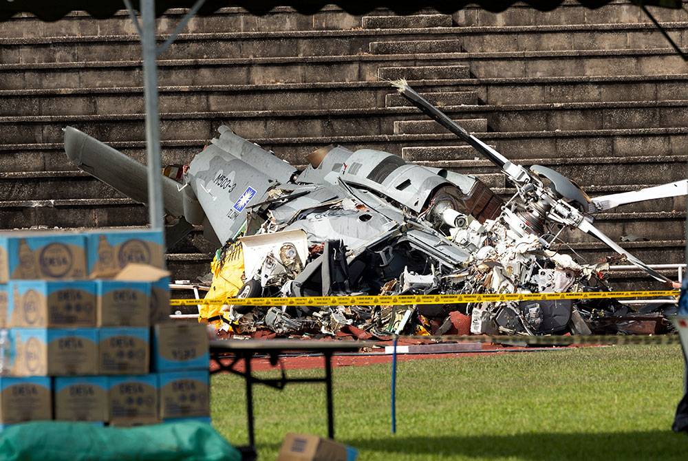 Bangkai pesawat helikopter yang terhempas dalam insiden di Pangkalan Tentera Laut Diraja Malaysia hari ini. Foto Bernama