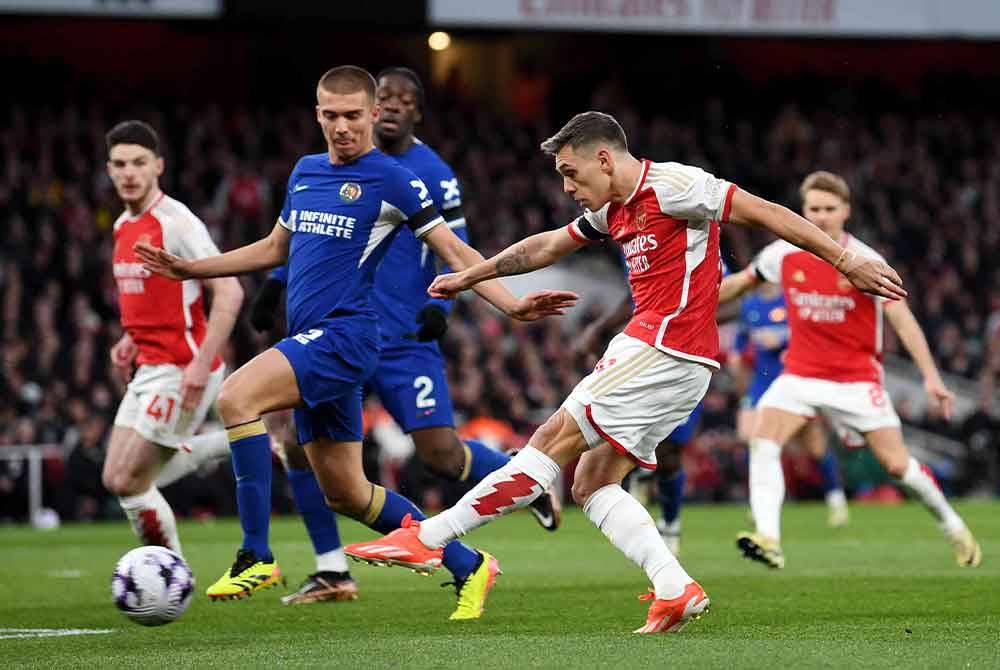 Leandro Trossard (kanan) membuka pesta gol Arsenal di Emirates. Foto: Agensi