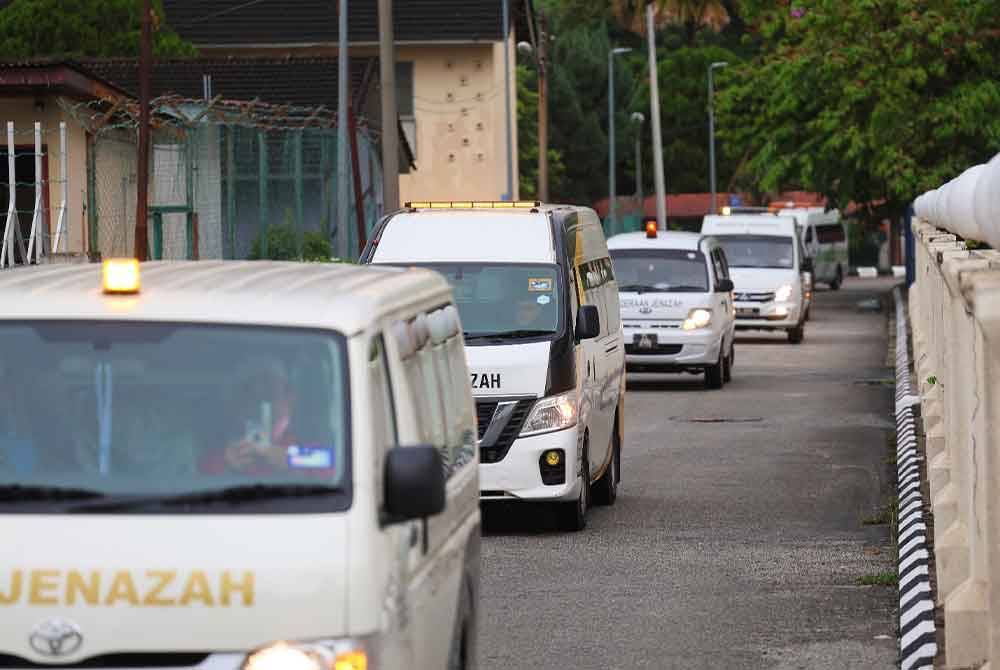 Kesemua jenazah tiba di Jabatan Forensik HRPB Ipoh kira-kira jam 6 petang pada Selasa untuk proses bedah siasat.