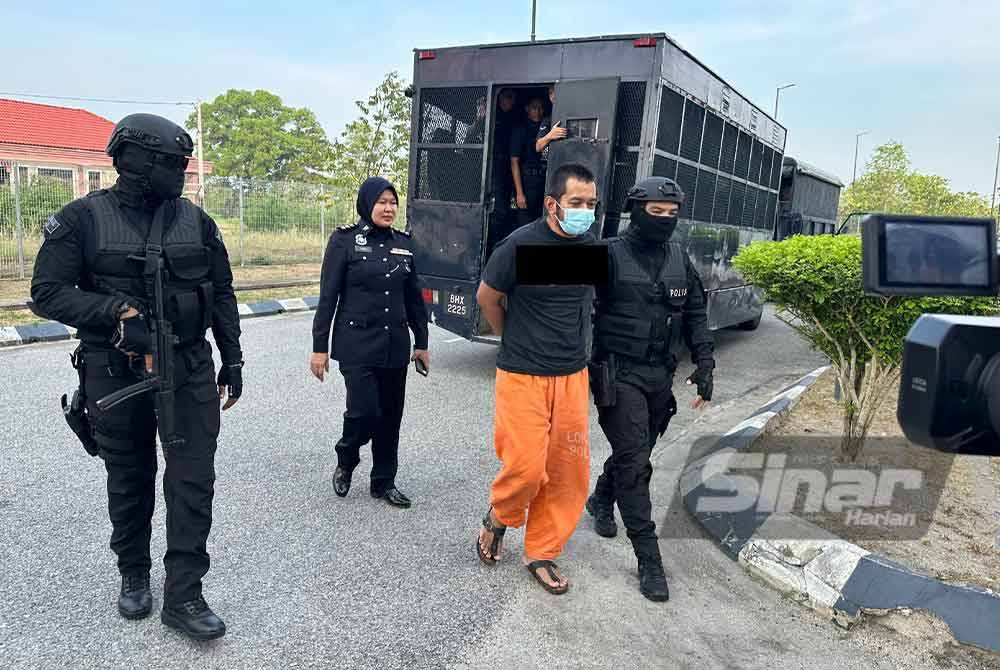 Hafizul (dua dari kanan) akan dituduh di Mahkamah Kota Bharu pada Rabu. FOTO SINAR HARIAN - ADILA SHARINNI WAHID