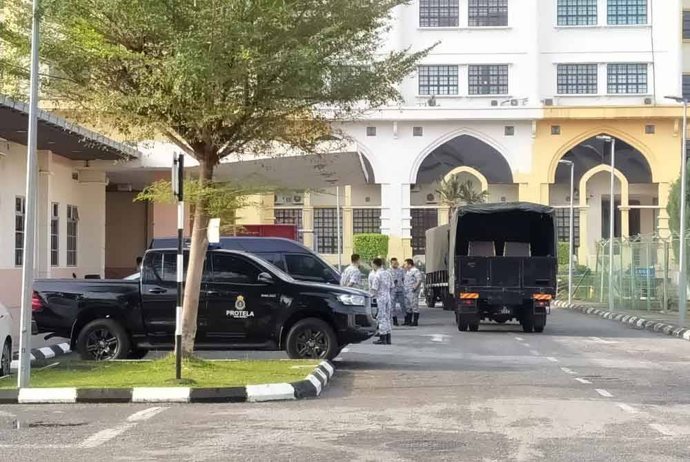 Dua kenderaan TLDM yang membawa keranda tiba di pekarangan Jabatan Forensik Hospital Raja Permaisuri Bainun di sini tiba jam 8.45 pagi tadi.