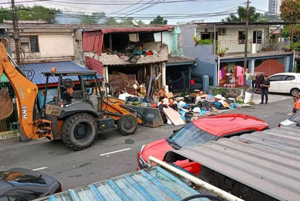 SWM Environment melakukan kerja-kerja pembersihan di rumah warga emas di Permas Jaya, Johor Bahru.