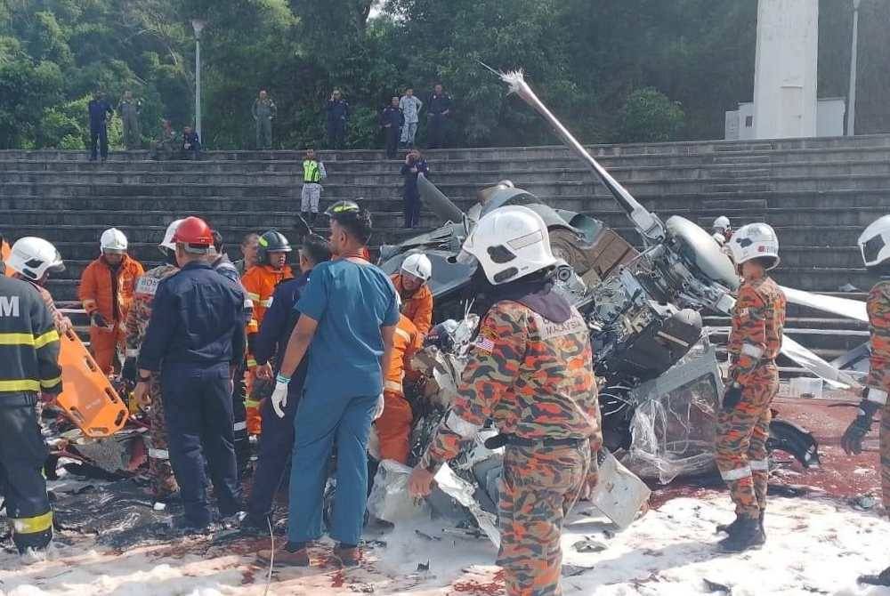 RAMAI yang mengaitkan tragedi nahas pesawat di Lumut, Perak pada Selasa dengan syahid akhirat. -Foto: Bernama