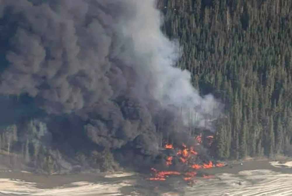 Sebuah pesawat Douglas DC-4 telah terhempas di kawasan sungai di Fairbanks di negeri Alaska Amerika Syarikat (AS) pada Selasa. Foto AP