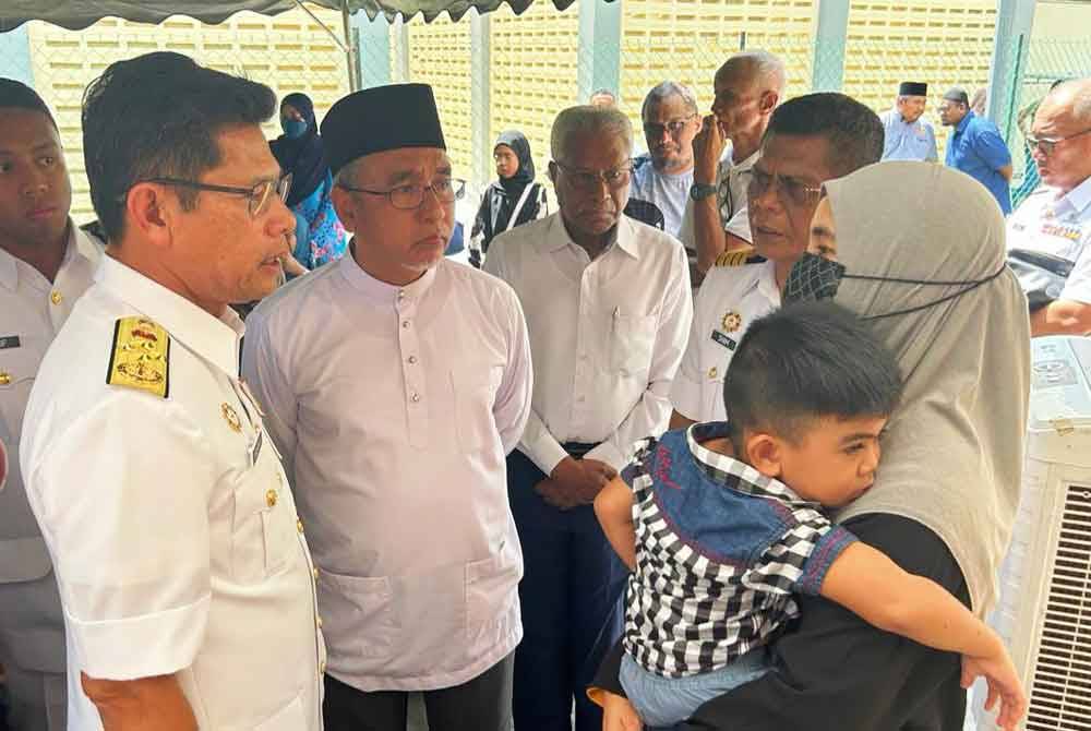 Sivanesan bersama Adly (dua dari kiri) menyantuni ahli keluarga dan waris keluarga yang berkumpul di ruang khas disediakan di HRPB Ipoh. Foto: Pejabat Exco Perak