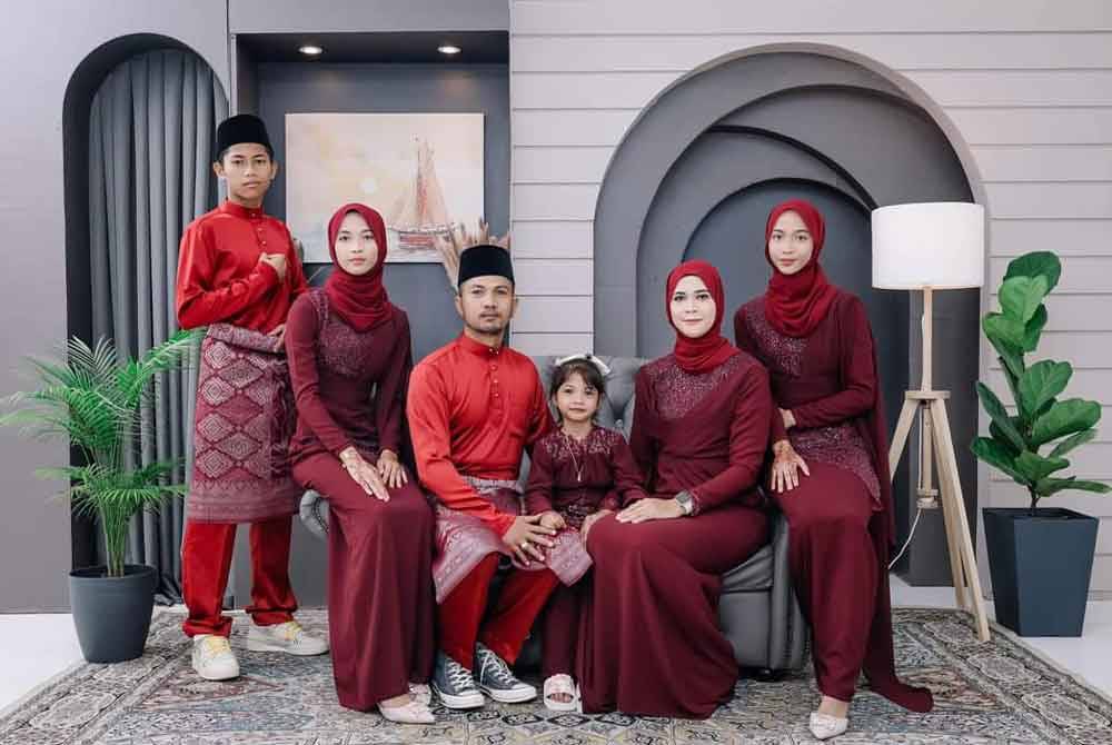 Noor Rahiza (duduk, dua kanan) sempat merakamkan gambar kenangan Hari Raya Aidilfitri bersama keluarganya.