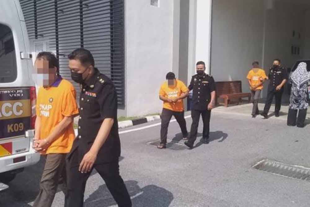 Perintah reman dikeluarkan oleh Majistret Ana Rozana Mohd Nor selepas tertuduh dibawa ke mahkamah jam 8.45 pagi tadi. - Foto Astro AWANI