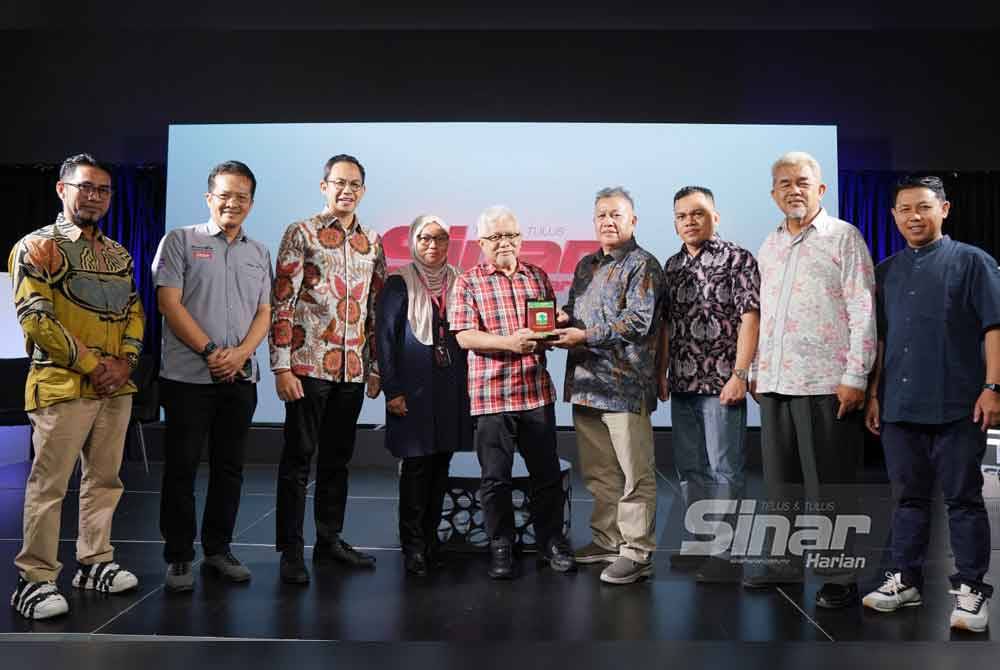 Azwar (empat dari kanan) bergambar bersama Hussamuddin dan Firdaus di Studio F, Kompleks Kumpulan Karangkraf, di Shah Alam pada Rabu. Foto SINAR HARIAN/ ROSLI TALIB