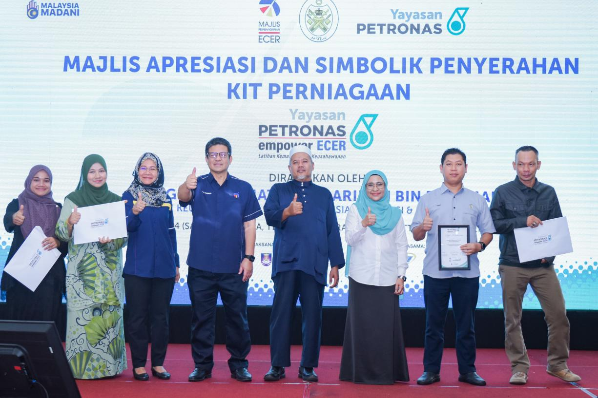 Ariffin (tengah), Tengku Noraida (tiga dari kanan) dan Wan Mohd Hasnan (empat dari kiri) bergambar bersama peserta Program Yayasan PETRONAS empower ECER di TTC, Kuala Terengganu, Terengganu pada Selasa.