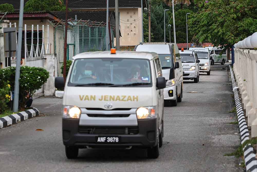 Kenderaan jenazah tiba di Unit Perubatan Forensik Hospital Raja Permaisuri Bainun, yang membawa mangsa nahas dalam insiden helikopter terhempas di Pangkalan TLDM Lumut. Foto Bernama