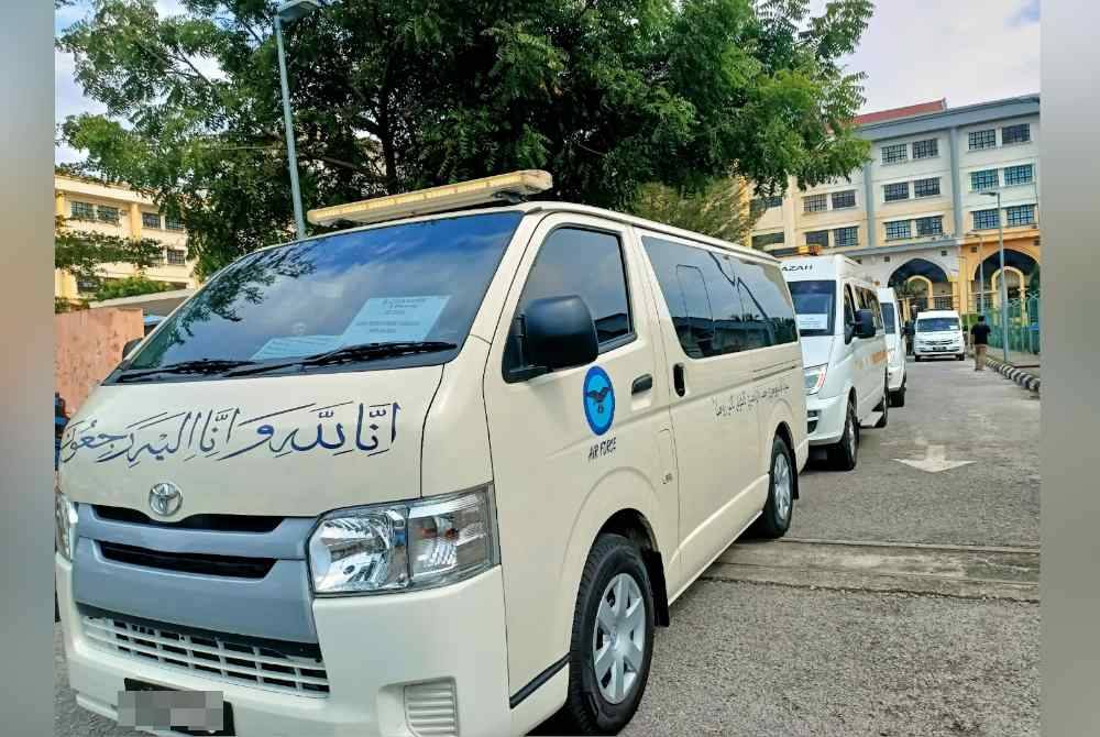 Proses membawa keluar jenazah dari Jabatan Forensik HRPB Ipoh dilakukan satu persatu menggunakan 10 kenderaan milik TLDM dan Tentera Udara Diraja Malaysia (TUDM) bermula jam 4.35 petang diiringi polis.