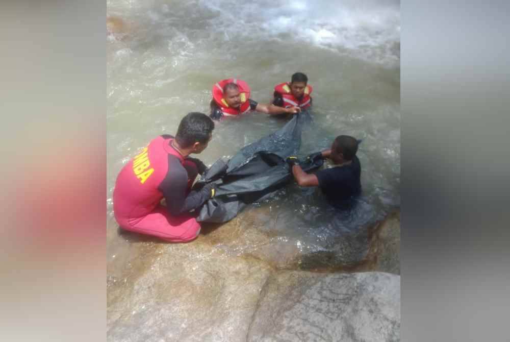 Mangsa dipercayai lemas selepas menyelamatkan rakannya yang terjatuh ke dalam air sewaktu mendaki laluan berbukit di tepi kawasan air terjun itu. Foto Facebook Jabatan Bomba dan Penyelamat Malaysia