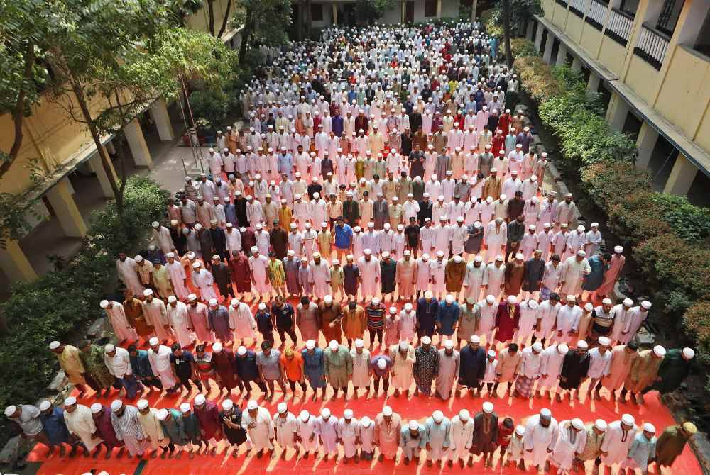 Penduduk Bangladesh menunaikan solat memohon hujan di Dhaka ketika negara dilanda gelombang panas melampau. Foto AFP