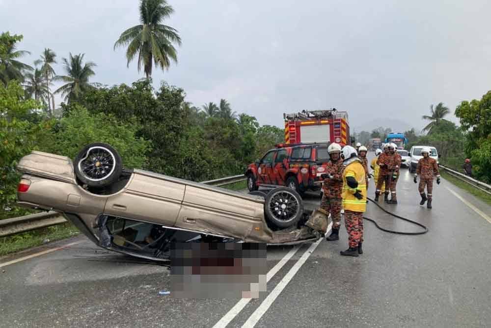 Keadaan kereta dinaiki mangsa-mangsa terbabas dan terbalik.