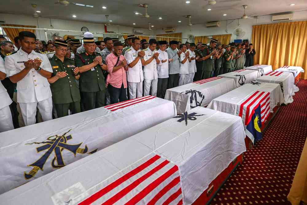 Jenazah lapan mangsa nahas helikopter terhempas di Pangkalan TLDM Lumut tiba di Surau Salahuddin Al-Ayubi Kem Batalion ke-23 Rejimen Askar Melayu Diraja pada Rabu untuk disolatkan dan diberi penghormatan terakhir mengikut istiadat rasmi TLDM. Foto Bernama