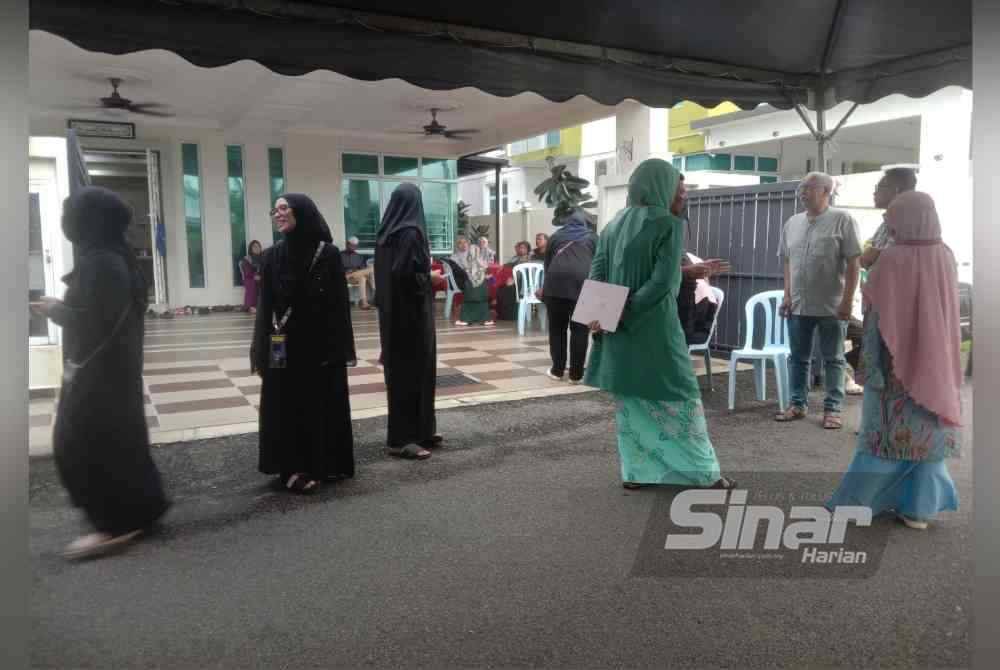 Suasana di kediaman keluarga Allahyarham di Taman Senawang Perdana pada Rabu.