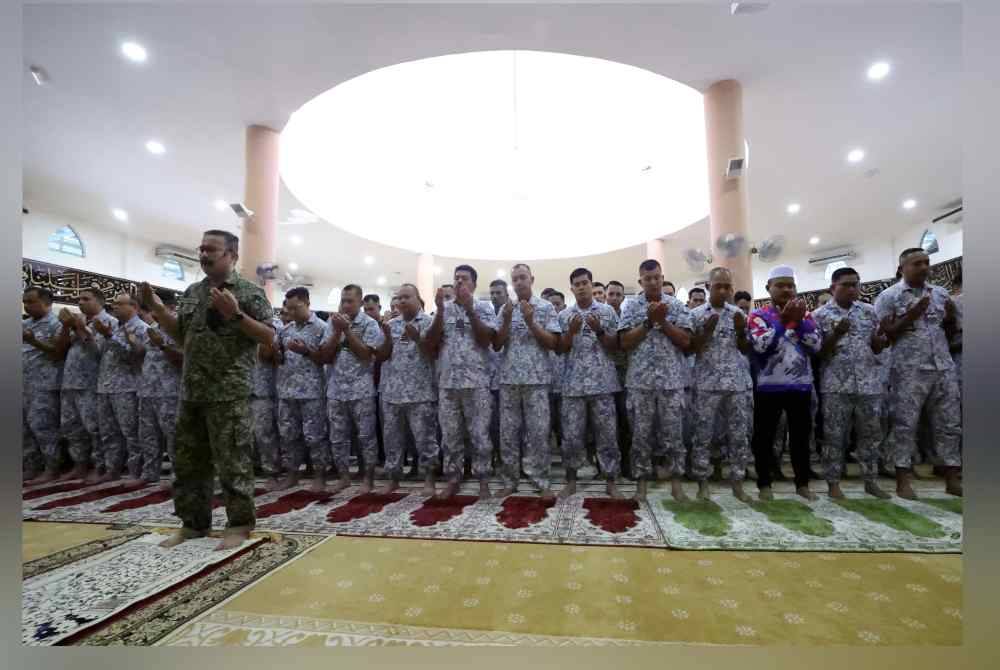 Kira-kira 1,000 warga Pangkalan TLDM Kota Kinabalu hari ini mendirikan solat jenazah ghaib buat anggota dan pegawai TLDM beragama Islam yang terkorban dalam nahas dua helikopter di Lumut, Perak, pada Selasa. Foto Bernama