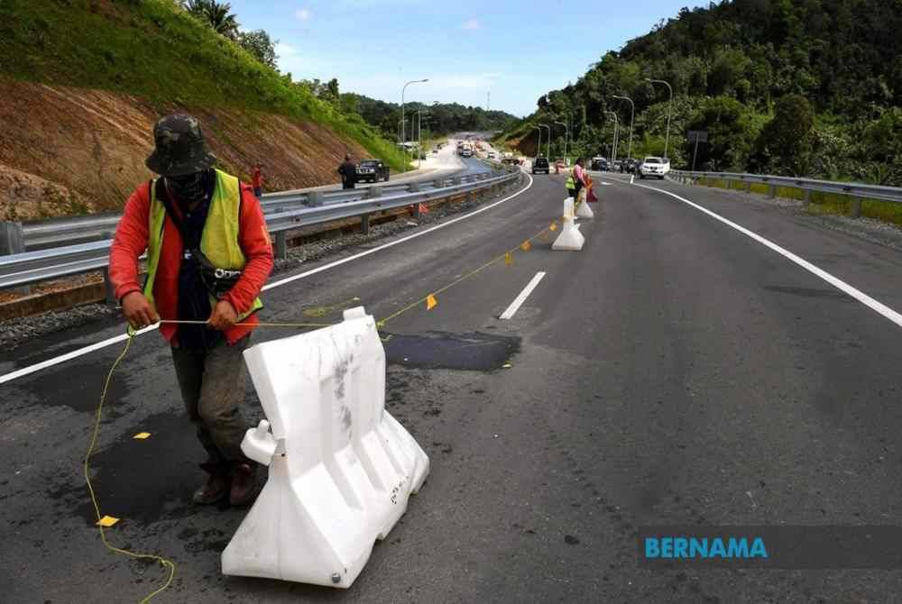 Kerajaan Sabah mengalami defisit hampir RM1 billion bagi melaksanakan kerja-kerja pembaikan dan penyelenggaraan jalan raya di negeri ini. Gambar hiasan Bernama