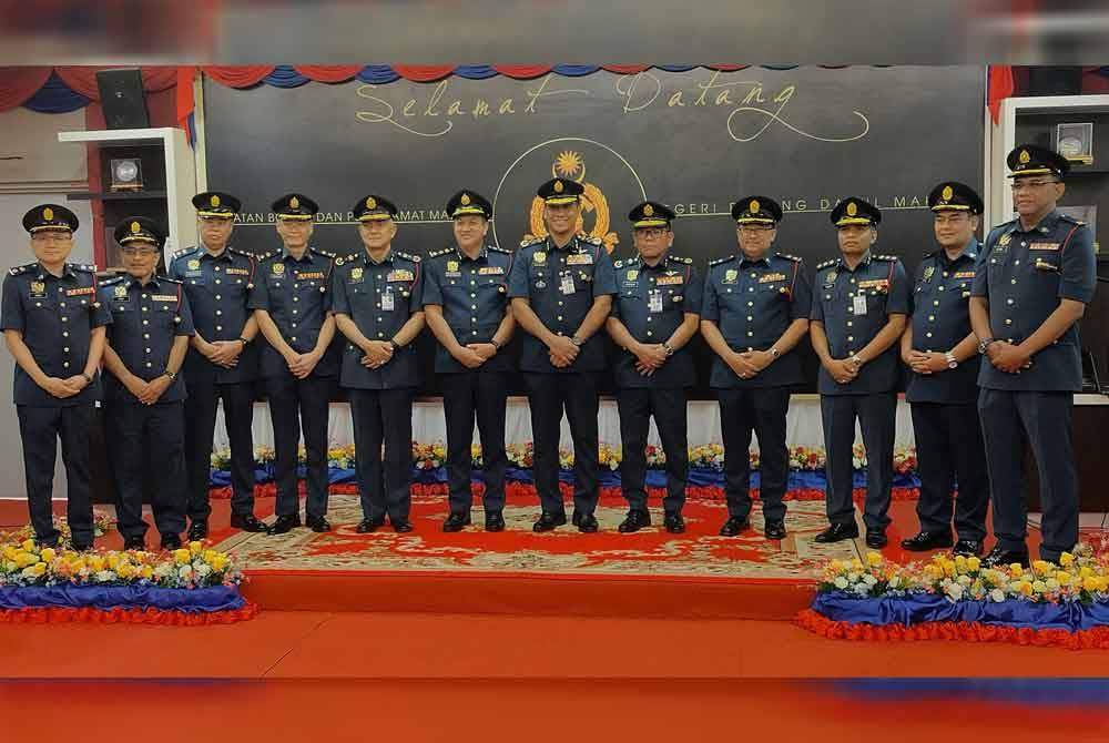 Nor Hisham (enam dari kanan) bersama penerima Pangkat Kehormat JBPM dalam satu majlis pada Rabu.