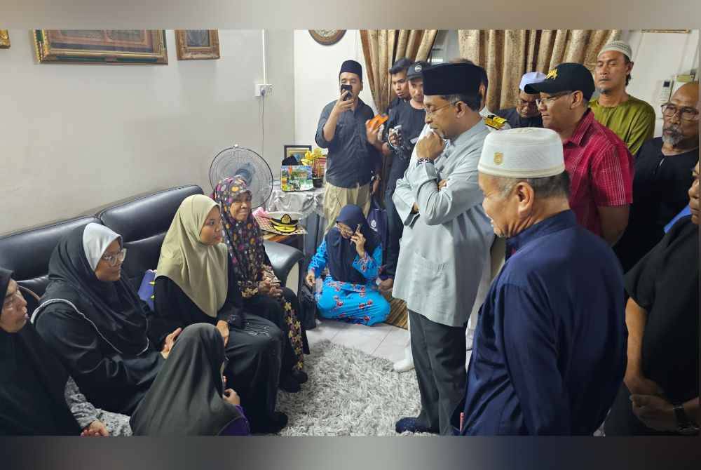 Zambry melawat isteri dan anak kepada Allahyarham Mohd Shahrizan yang terlibat dalam nahas helikopter di Pangkalan TLDM Lumut.