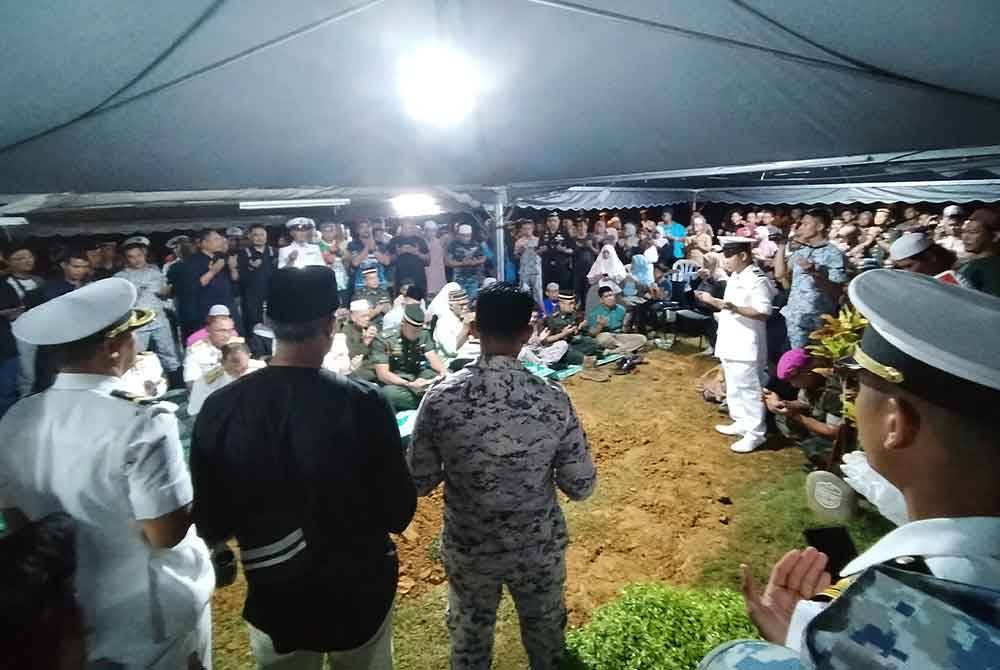 Hadirin membaca doa selepas urusan pengebumian Allahyarham Muhammad Amir.