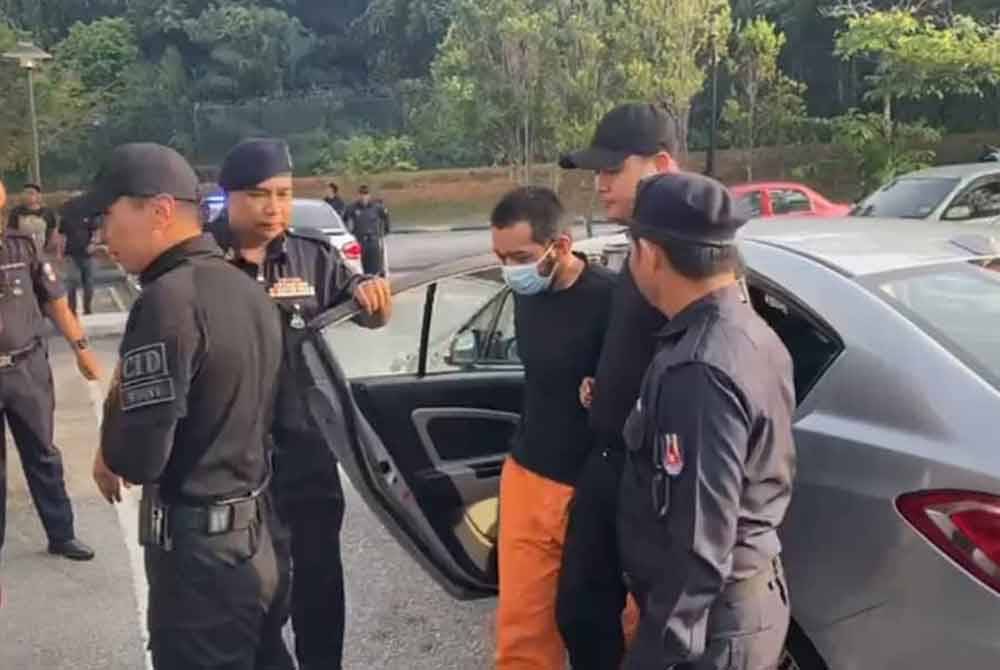 Hafizul memakai baju lokap berwarna hitam dan berpelitup muka dikawal ketat anggota D9 sejurus dibawa keluar dari kenderaan dari penjara ke Mahkamah Sesyen Sepang, pada Khamis.