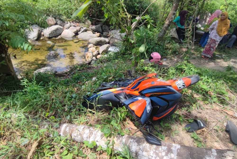 Motosikal ditunggang mangsa hilang kawalan di Kuala Krai.