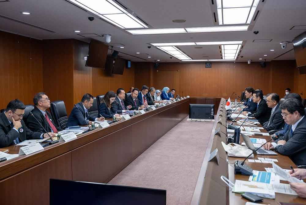 Pertemuan delegasi KKR bersama Timbalan Menteri Tanah, Infrastruktur, Pengangkutan dan Pelancongan Jepun, Kokuba Konosuke di pejabatnya di Tokyo. Foto Facebook Alexander Nanta Linggi