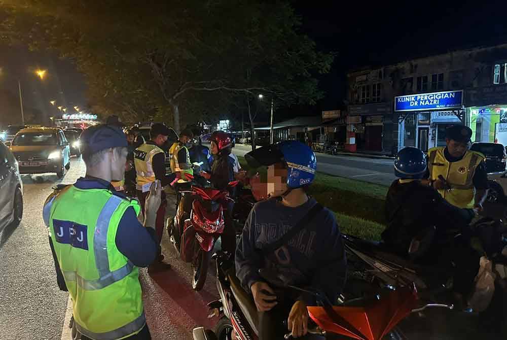 Anggota penguat kuasa JPJ Pahang melakukan pemeriksaan ke atas penunggang motosikal dalam salah satu Ops HRA yang dijalankan di negeri ini.