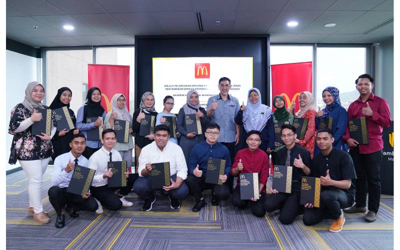 Seramai 20 pelatih yang juga kakitangan McDonald’s Malaysia menunjukkan surat tawaran masing-masing untuk mengikuti latihan DKM Tahap 4 di Akademi Vokasional McDonald’s Malaysia.