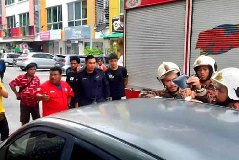 Pasukan operasi dari BBP Port Dickson membuka pintu kenderaan dengan peralatan khas bagi menyelamatkan dua beradik terkunci dalam kereta di PD Waterfront pada petang Rabu.