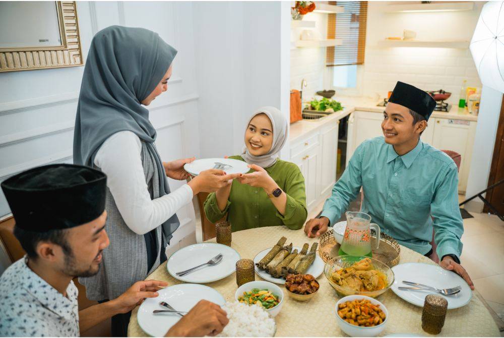 DISUNATKAN berbuka puasa sunat ketika menghadiri rumah terbuka. Foto Canva