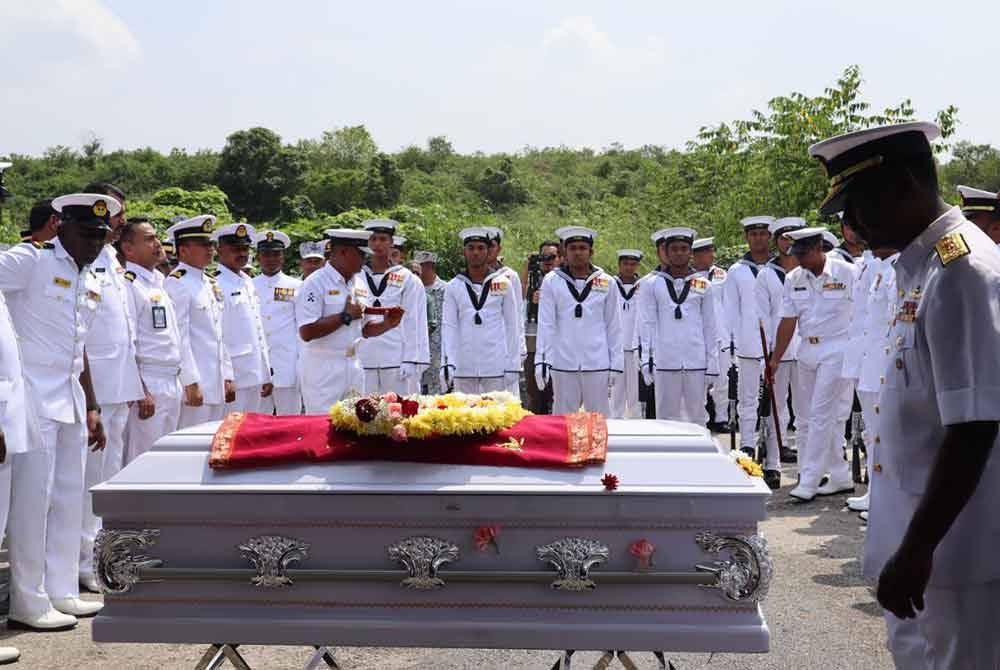 Jasad mendiang tiba di Pusat Krematorium Manjung Hindu Sabha Sanathana Dharma Ashram di Sitiawan pada jam 11.30 pagi.