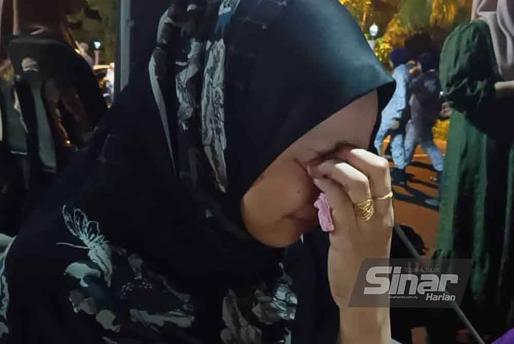 Anis Amirah tidak dapat menahan sebak ketika ditemui di pekarangan Masjid Haji Nyak Gam, Kampung Ruat pada malam Rabu.