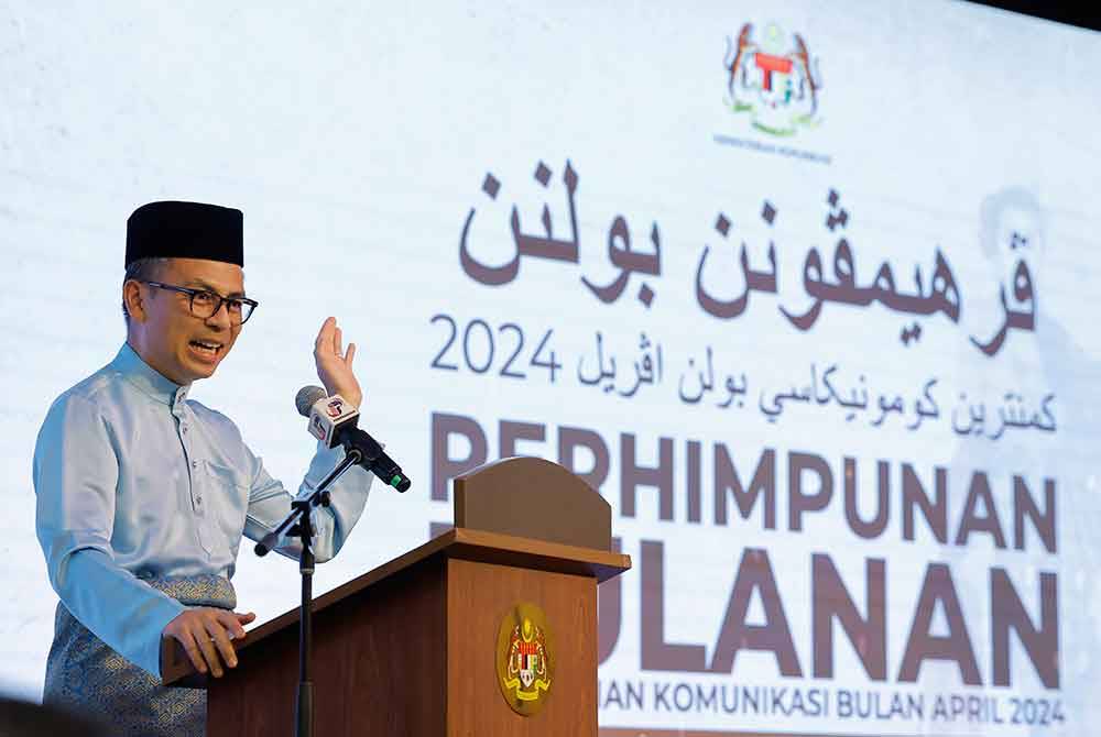 Fahmi menyampaikan ucapan pada Perhimpunan Bulanan Kementerian Komunikasi, hari ini. Foto Bernama