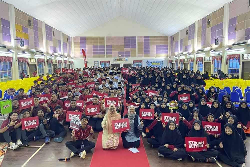 Ketua Sekretariat Rasuah Busters, Nurhayati Nordin (tengah) bergambar bersama pelajar MRSM Sungai Besar selepas tamat program jelajah Antirasuah Mara X Rasuah Busters di MRSM Sungai Besar.