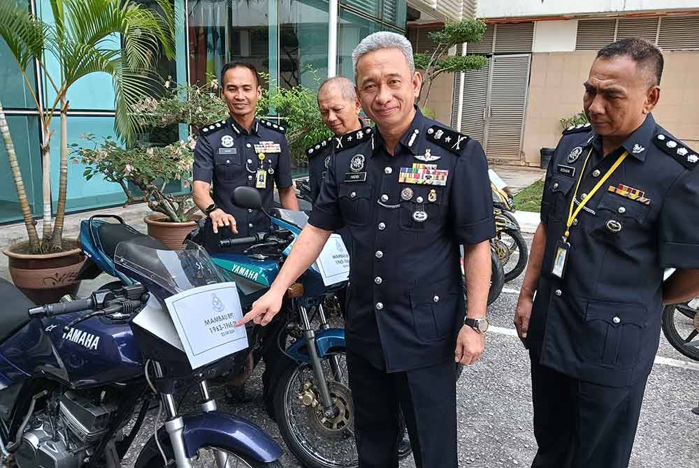 Habibi (dua dari kanan) menunjukkan motosikal curi yang dirampas di IPK Kuala Lumpur pada Khamis. Foto Sinar Harian-HISYAMUDDIN AYUB.