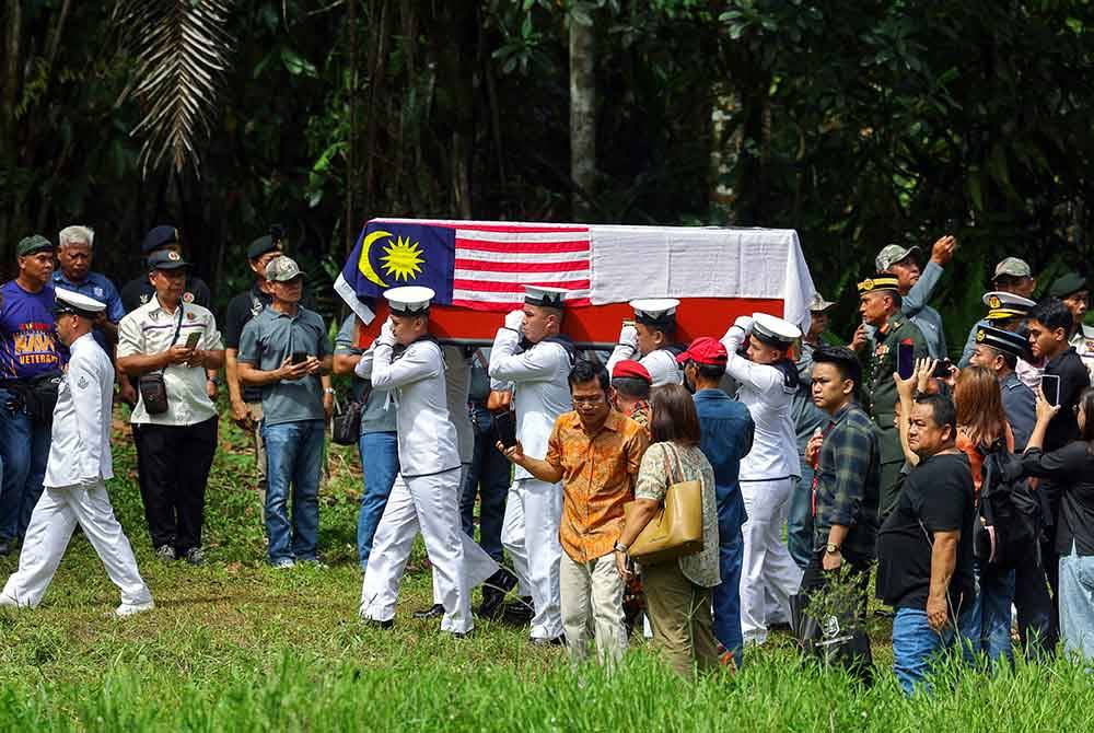 Jasad mendiang Laskar Kelas I JJM Joanna Felicia dikebumikan di Kampung Engkeroh Tebakang hari ini. Foto Bernama