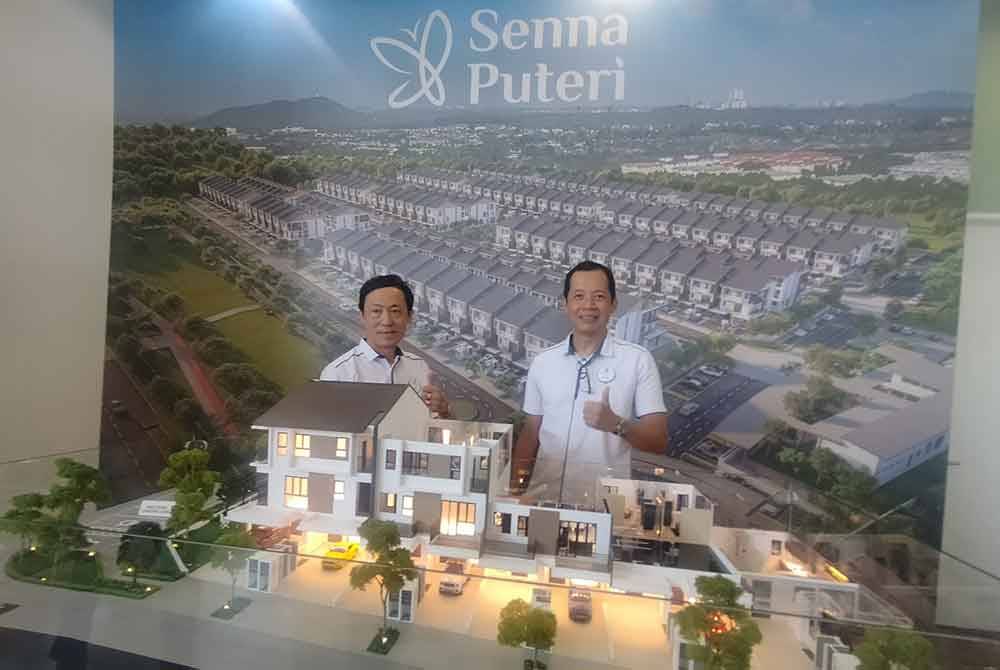 Chin Guan (kanan) dan Peen Fook (kiri) menunjukkan model rumah yang akan dibangunkan di Senna Puteri.