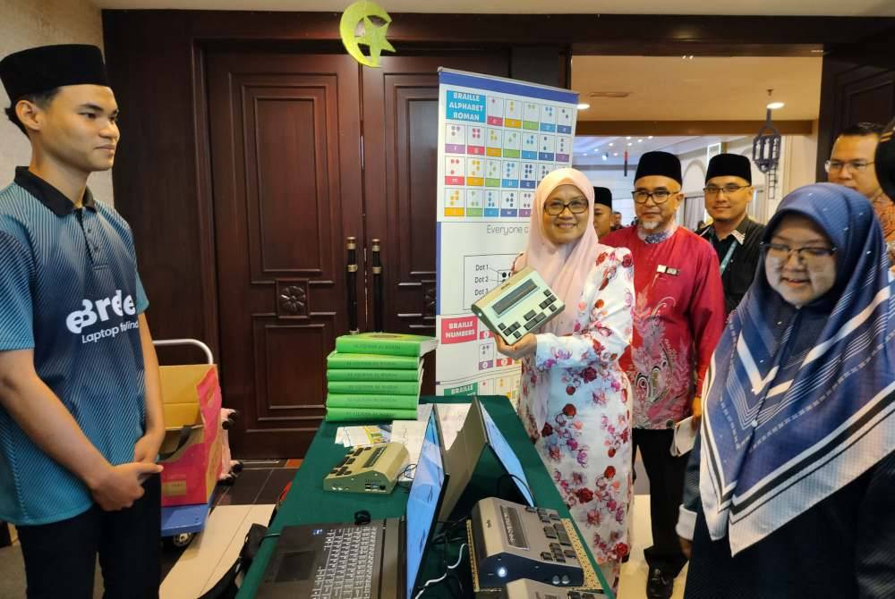 Sabariah menunjukkan al-Quran braille yang dipamerkan sempena Majlis Pelancaran Projek Celik Al-Quran Bagi OKU Penglihatan Peringkat Negeri Pahang pada Khamis.