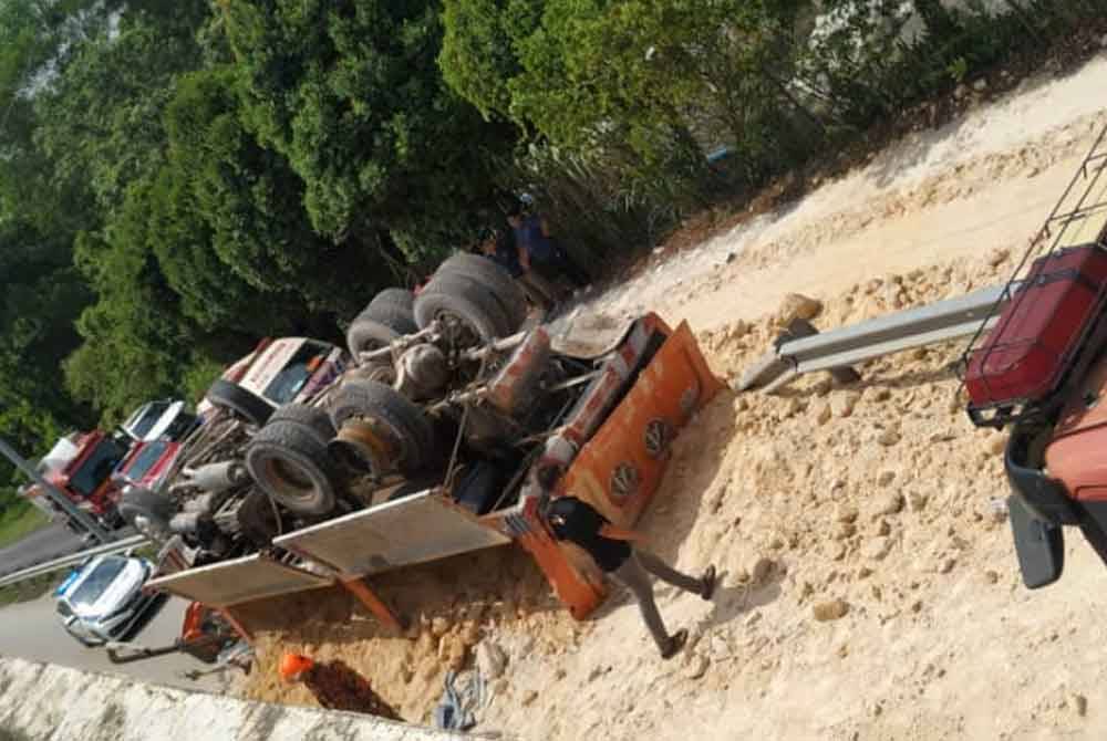 Sebuah lori tanah terbalik dalam kemalangan melibatkan lima buah kenderaan di Jalan Salak Tinggi menghala Sepang dekat sini pada Khamis.