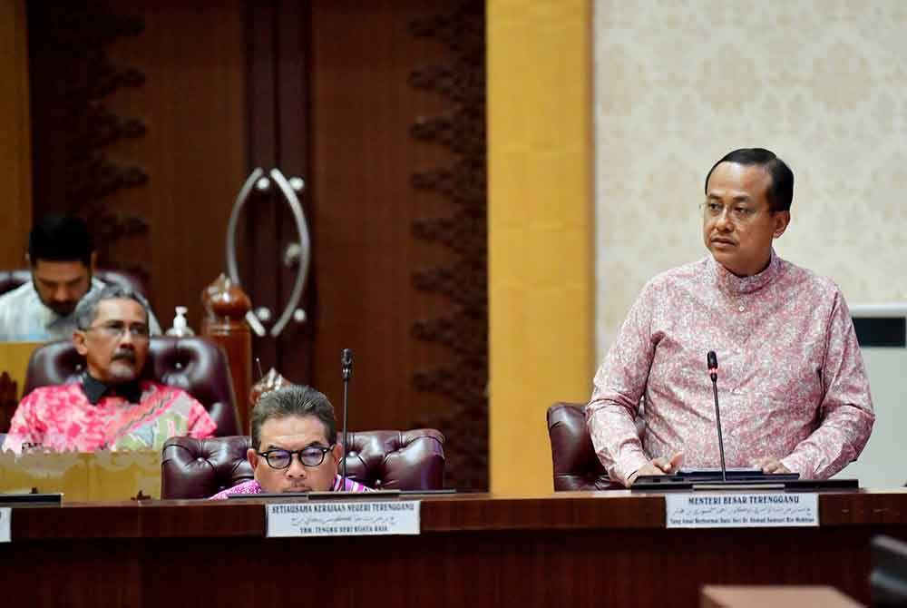 Ahmad Samsuri (kanan) ketika sesi penggulungan sempena persidangan DUN Terengganu di Wisma Darul Iman, pada Khamis.