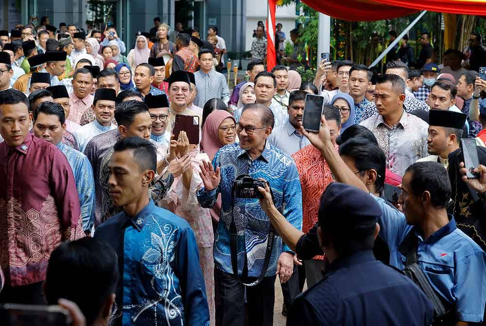 Perdana Menteri, Datuk Seri Anwar Ibrahim hadir pada Majlis Madani Muhibah Aidilfitri anjuran Kementerian Komunikasi serta Kementerian Perumahan dan. Kerajaan Tempatan di Anjung Kementerian Komunikasi pada Khamis. Foto Bernama.