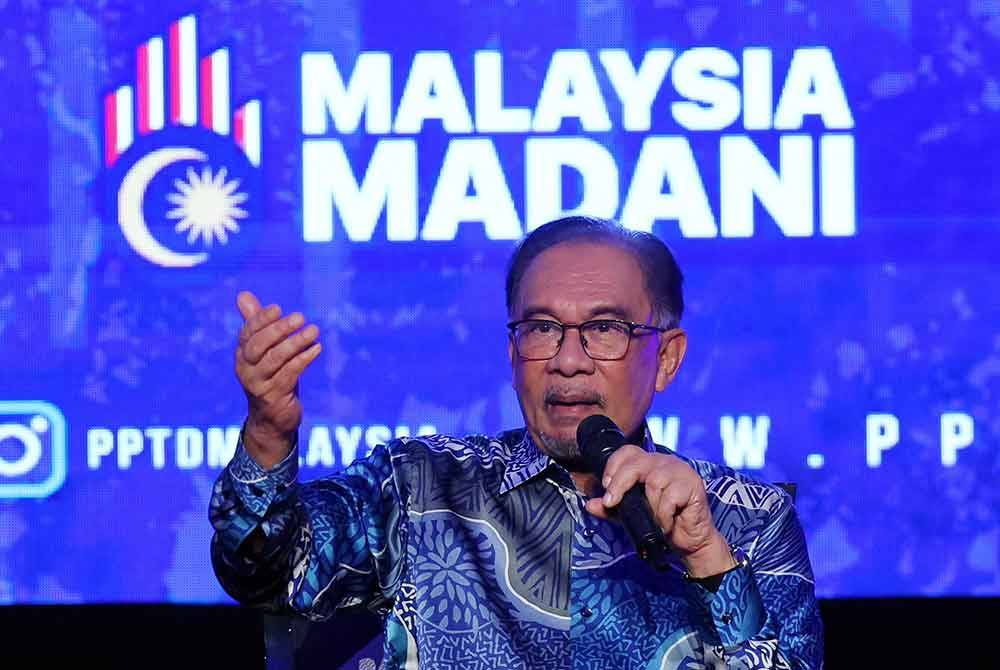 Perdana Menteri Datuk Seri Anwar Ibrahim bercakap pada Sesi Townhall Lebaran Aidilfitri Persatuan Perkhidmatan Tadbir dan Diplomatik (PPTD) bersama Perdana Menteri di Pusat Konvensyen Antarabangsa Putrajaya (PICC) hari ini. Foto Bernama