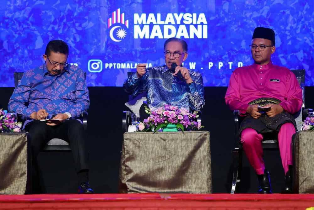 Anwar (tengah) bercakap pada Sesi Townhall Lebaran Aidilfitri PPTD bersama Perdana Menteri di Pusat Konvensyen Antarabangsa Putrajaya (PICC) pada Khamis. Foto Bernama