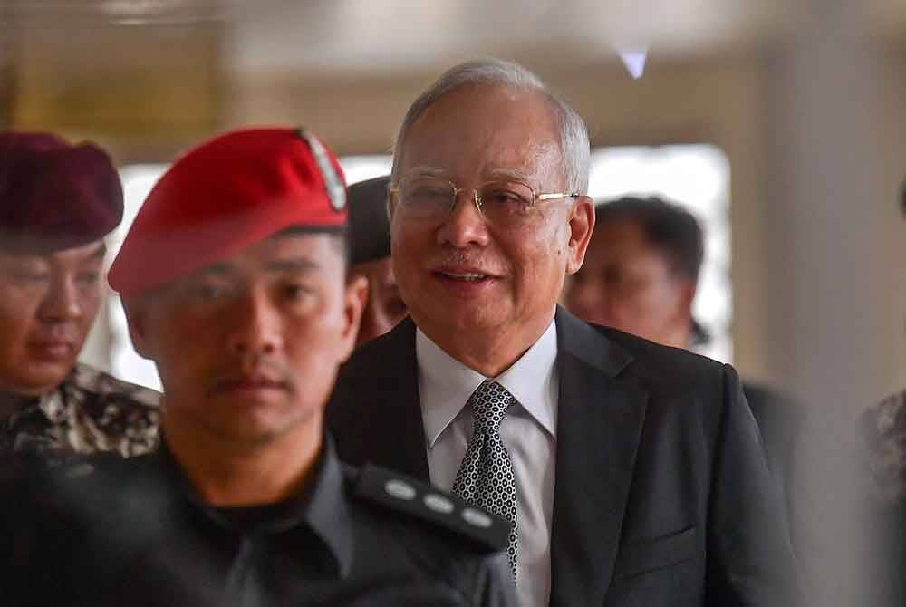 Najib berdepan empat pertuduhan menggunakan kedudukan beliau untuk memperoleh suapan berjumlah RM2.3 bilion dana 1MDB dan 21 pertuduhan pengubahan wang haram membabitkan jumlah yang sama. Foto Bernama