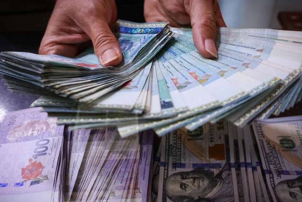 Pada jam 6 petang, ringgit naik kepada 4.7745/7775 berbanding dolar AS daripada 4.7765/7780 ketika ditutup pada Rabu. Gambar hiasan. 