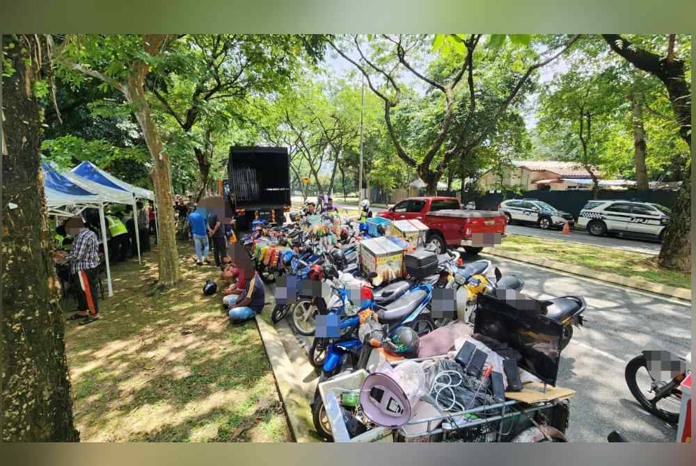 Antara motosikal yang disita JPJ Kuala Lumpur menerusi Op Pewa di sekitar Kampung Batu, Kuala Lumpur pada Khamis.